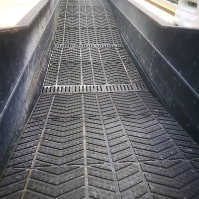 Impact Resistant Horse Large Rubber Mats Inserted Stainless Plate For Horse Pool And Pathway